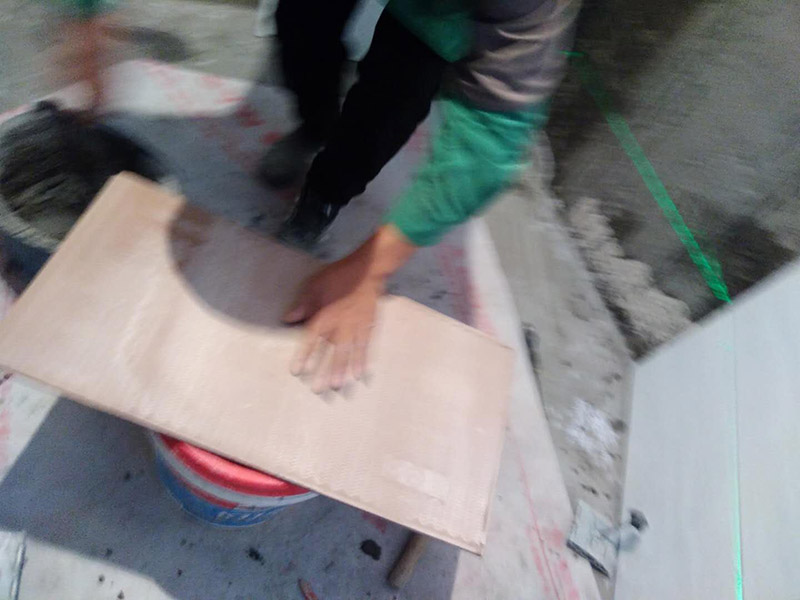 廁所墻面貼瓷磚：廁所貼瓷磚：首先應(yīng)除去基層表面的污垢，油漬，浮灰;除去基層上所有涂料層，膩?zhàn)訉?如果基層未能達(dá)到平整度要求，需對(duì)基層進(jìn)行預(yù)先的找平處理；鋪貼瓷磚前需事先找好垂直線，以此為基準(zhǔn)鋪貼的瓷磚高低均勻、垂直美觀；應(yīng)對(duì)瓷磚的色彩、紋理、表面平整等進(jìn)行嚴(yán)格的挑選，然后按照?qǐng)D紙要求預(yù)鋪，調(diào)制粘結(jié)劑；然后將調(diào)制好的漿料均勻地抹在瓷磚背面，要求漿料飽滿，瓷磚平整地鋪貼在基層上，使用橡膠錘將瓷磚拍實(shí)鋪平；最后瓷磚鋪貼結(jié)束后24小時(shí)，可進(jìn)行嵌縫施工，嵌縫后用浸濕的織物清理多余的嵌縫劑，保持瓷磚表面清潔。