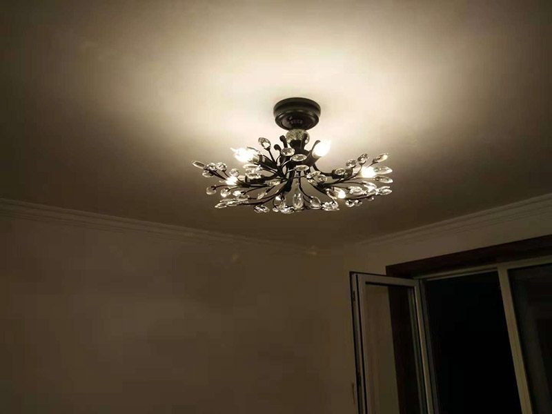 燈具安裝維修：燈具安裝主要有普通式燈頭安裝和掉線式燈頭安裝。普通式燈頭安裝將電源線留足維修長(zhǎng)度后剪除多余電源線，然后剝出線頭，采用連接螺釘將燈座安在接線盒上。掉線式燈頭安裝是將電源線留足維修長(zhǎng)度后剪除余線并剝出線頭，把導(dǎo)線穿過(guò)燈頭底座，用連接螺釘把底座固定在接線盒上。燈具安裝完成后，可以打開(kāi)電源，測(cè)試燈具是否可以正常的使用。