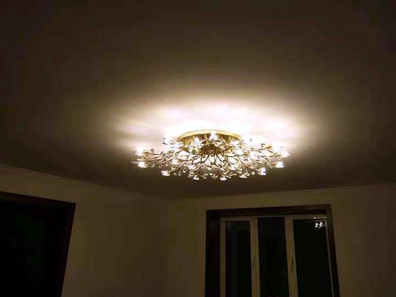 燈具安裝維修：燈具安裝主要有普通式燈頭安裝和掉線式燈頭安裝。普通式燈頭安裝將電源線留足維修長(zhǎng)度后剪除多余電源線，然后剝出線頭，采用連接螺釘將燈座安在接線盒上。掉線式燈頭安裝是將電源線留足維修長(zhǎng)度后剪除余線并剝出線頭，把導(dǎo)線穿過(guò)燈頭底座，用連接螺釘把底座固定在接線盒上。燈具安裝完成后，可以打開(kāi)電源，測(cè)試燈具是否可以正常的使用。