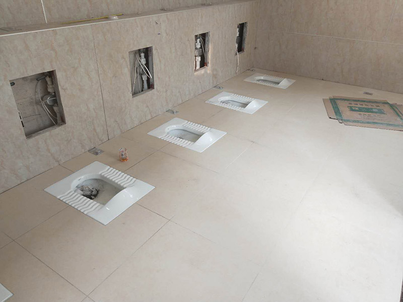 公廁施工裝修：衛(wèi)生間裝修的第一個(gè)步驟就是水電改造，水電改造直接影響到入住后衛(wèi)生間的使用效果，所以，這個(gè)步驟非常重要。首先，大家需要確定與水電相關(guān)的所有設(shè)備的尺寸大小、擺放位置和安裝方式；水電改造完成之后，就到了防水處理的步驟。衛(wèi)生間防水處理不僅要處理好地面的防水工作，還不能忽視了墻面的防水工作，衛(wèi)生間內(nèi)使用的所有開關(guān)插座都要裝上防水蓋，做好每個(gè)細(xì)節(jié)的防水處理，這要也能為日后省去不少麻煩。瓷磚是衛(wèi)生間地面常用的裝修材料，具有不錯的裝飾作用，而且我們可以使用一跌防水性能不錯的瓷磚，這要也能好的保護(hù)到衛(wèi)生間內(nèi)的地面和墻體。衛(wèi)生間地面的瓷磚不僅要考慮到防水性，也要考慮到防滑性，大家最好選表面有凹凸紋路的瓷磚，這種瓷磚不僅防水還防滑。在選擇衛(wèi)生間吊頂材料的時(shí)候，一定要注意材料的防水性，因?yàn)槲覀冊阢逶∵^程中會產(chǎn)生水汽，水汽蒸發(fā)到吊頂上，如果使用的吊頂材料不具備防水的性能，時(shí)間內(nèi)長了就會出現(xiàn)霉變、變形等情況。