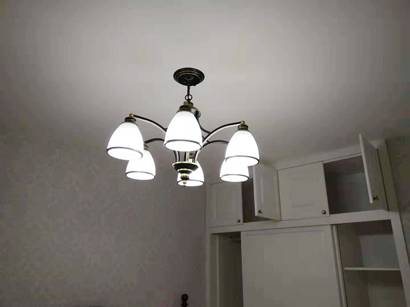 全屋吊燈安裝：1、燈具檢查 檢查燈具安裝附件，查看廠家相關(guān)文件和技術(shù)是否齊全，燈具外觀是否損壞，是否有變形、金屬脫落、腐蝕等現(xiàn)象。 2. 燈具組裝 將燈具各部分連接成一個(gè)整體，燈具螺紋的長(zhǎng)度應(yīng)適當(dāng)，對(duì)于多余的螺紋頭應(yīng)鍍錫，注意火線與零線的區(qū)別，并將線拉直。 3、燈具安裝 燈頭電源線應(yīng)足夠，然后將剩余的電線切斷，取出線頭，用螺絲將燈頭安裝在接線盒上。 4、通電試運(yùn)行 安裝完成后，打開電源，檢測(cè)是否通電。