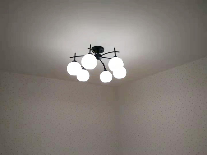 全屋吊燈安裝：1、燈具檢查 檢查燈具安裝附件，查看廠家相關(guān)文件和技術(shù)是否齊全，燈具外觀是否損壞，是否有變形、金屬脫落、腐蝕等現(xiàn)象。 2. 燈具組裝 將燈具各部分連接成一個(gè)整體，燈具螺紋的長(zhǎng)度應(yīng)適當(dāng)，對(duì)于多余的螺紋頭應(yīng)鍍錫，注意火線與零線的區(qū)別，并將線拉直。 3、燈具安裝 燈頭電源線應(yīng)足夠，然后將剩余的電線切斷，取出線頭，用螺絲將燈頭安裝在接線盒上。 4、通電試運(yùn)行 安裝完成后，打開電源，檢測(cè)是否通電。