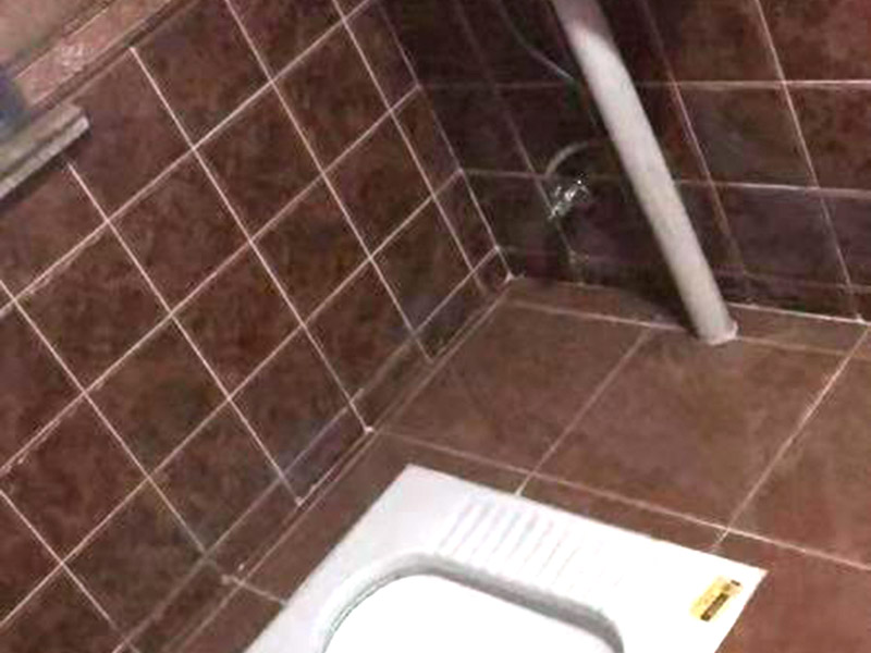 廁所瓷磚美縫：準備好施工工具，將瓷磚隙內(nèi)的臟污清理干凈，建議縫隙在1.5到2mm深度合適?？p隙清理干凈后， 擰開管蓋裝上混合管安裝好膠槍，舍棄掉前端40cm 不可用的預留料，沿著縫隙均勻打出 美縫劑（先豎后橫），可用刮板或者壓縫 鋼球、手指套沿著縫隙壓出 U型面！靜等2到3個小時 固化后用清縫鏟刀輔助清理 縫隙邊緣余料！