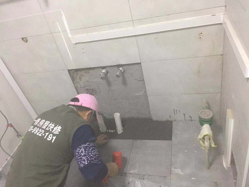 馬桶地面貼磚：干鋪法是將沙子和水泥按照3：1的比例混合后兌少量的水，使水泥和沙子混合到可以用手攥成團(tuán)的黏稠度。將混合好的沙子水泥鋪在地面上，用一個(gè)平板把表面摸平。在瓷磚背面抹上黏稠度非常高的水泥，把瓷磚放到地面上，用橡皮錘敲實(shí)就完成了,主要用于地面瓷磚的鋪裝。 濕鋪法，是將沙子和水泥按照2：1的比例混合后兌水和好，水的量要多一些，使沙子和水泥的黏稠度高一些。然后涂抹到用水浸泡好的瓷磚背面貼到墻面上。濕鋪發(fā)主要應(yīng)用與墻面。