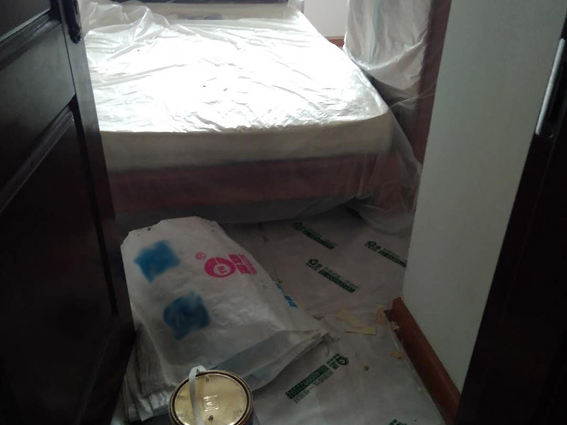 家具拆除，墻面補(bǔ)石膏：1、壓力灌漿法：空氣壓縮機(jī)將粘合劑灌人磚墻裂縫內(nèi)，將開裂的墻重新粘合在一起。  2、外力修補(bǔ)法：將原有的縫隙打開，用彈性膩?zhàn)有扪a(bǔ)，或者是使用的確良布整粘。  3、到市場(chǎng)上購(gòu)買一些油漆專用的亞麻布，將亞麻布用白膠貼至墻體，然后待干透后涂上水泥漆，這樣的話，可以保證墻體不再有裂縫，也可以起到堅(jiān)固墻體的作用。  4、將墻體表面的保溫板去掉，或者是把墻體表面的水泥去掉，在外面安裝一層石膏板最后在上面做乳膠漆。但此種方法工程耗量大，也有一定的難度。  5、大面積的裂縫，將開裂的墻面基底做出一個(gè)&ldquo;U&rdquo;形狀，對(duì)基底進(jìn)行修補(bǔ)，最后掛上鋼絲網(wǎng)就可以了。