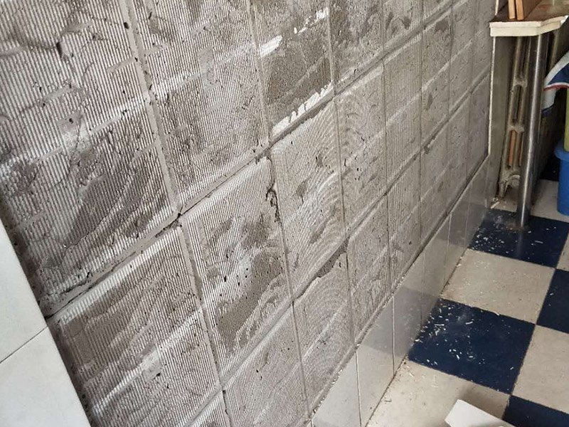 墻磚修補(bǔ)維修：1、如果只是瓷磚脫落，砂漿留在墻、地面上沒(méi)有松動(dòng)，解決辦法就是將瓷磚背面和側(cè)面殘留的砂漿刮干凈，然后在瓷磚背面涂上一層均勻的砂漿，并按回原位。如果砂漿和瓷磚一起掉落，處理辦法就是先在墻、地面基礎(chǔ)面上鑿些毛坑，然后在基礎(chǔ)面上一層砂漿，然后將瓷磚壓上去，直至瓷磚固定在上面。 2、瓷磚脫落一般都是因?yàn)殇佋O(shè)時(shí)用普通水泥砂漿來(lái)粘合，水泥砂漿的粘結(jié)力比較低而且特別容易受環(huán)境因素影響，經(jīng)常會(huì)有瓷磚空鼓甚至脫落現(xiàn)象。如果出現(xiàn)這樣的現(xiàn)象最好換用粘結(jié)力強(qiáng)，具有防水性的瓷磚膠。專用的瓷磚膠不會(huì)受環(huán)境影響，非常實(shí)用而且價(jià)格不貴。