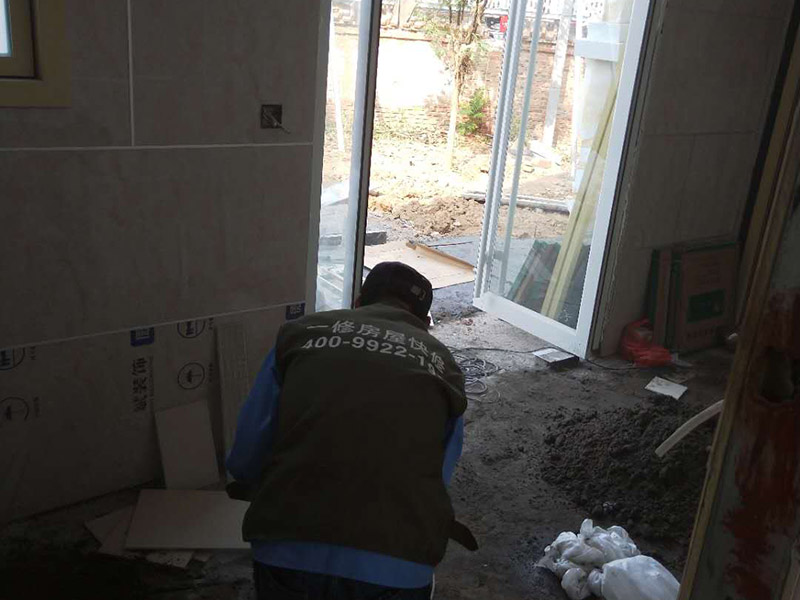 地面貼磚：1、地板磚鋪貼之基層處理 在進(jìn)行地面鋪設(shè)瓷磚前，首選需要將地面清理干凈，保持地面的平整和干凈，因此，我們需要對(duì)地面進(jìn)行找平處理，保證地板磚鋪貼基層的平整，然后需要將地面的雜物和灰塵清理干凈，地面不能有凹凸不平的地方，有的話需要將其填平。 2、 地板磚鋪貼之彈線 地磚在鋪貼之前需要設(shè)好彈線，彈線的主要作用就是對(duì)于地板磚鋪貼的區(qū)域進(jìn)行規(guī)劃，在貼瓷磚之前，需要在四周的墻面彈出標(biāo)高控制線，保證瓷磚與鋪貼的高度一致。 3、 地板磚鋪貼之預(yù)鋪 在瓷磚進(jìn)行預(yù)鋪之前，需按照裝修風(fēng)格和用戶喜好選擇合適的瓷磚磚，同時(shí)按照設(shè)計(jì)選擇合適的地板磚的款式、顏色等，選擇沒(méi)有缺陷的地板磚進(jìn)行預(yù)鋪，在預(yù)鋪的時(shí)候需要對(duì)地板磚的組合、顏色、尺寸進(jìn)行調(diào)整，以達(dá)到最佳組合效果。 4 浸水處理 在貼瓷磚時(shí)候需要注意對(duì)瓷磚進(jìn)行浸水處理，確保瓷磚背面濕潤(rùn)，正面干燥，然后按照瓷磚磚鋪貼要求調(diào)和水泥比例，在鋪貼的時(shí)候可以用橡皮錘敲擊瓷磚表面，幫助達(dá)到平整要求。 5、地板磚鋪貼之勾縫 在不同區(qū)域內(nèi)鋪貼的瓷磚，它的勾縫時(shí)間也不想聽(tīng)，通常情況在瓷磚鋪貼完成之后24小時(shí)內(nèi)進(jìn)行清理勾縫，在將地板磚縫隙之間的雜質(zhì)清理干凈之后，在用專業(yè)的填縫劑進(jìn)行勾縫處理。 6 地板磚鋪貼之清理 在地板磚鋪貼的時(shí)候就，我們就要一邊鋪貼一邊清理，而在鋪貼完成之后需要用棉紗等對(duì)地面瓷磚進(jìn)行整體的清理。