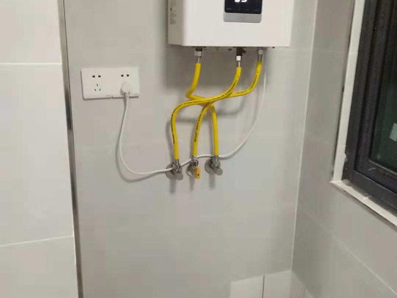 插座開關(guān)安裝：在安裝時(shí)先對(duì)開關(guān)插座底盒進(jìn)行清潔，特別是將盒內(nèi)的灰塵雜質(zhì)清理干凈，并用濕布將盒內(nèi)殘存灰塵擦除。這樣做可預(yù)防特殊雜質(zhì)影響電路使用的情況。 二、電源線處理； 將盒內(nèi)甩出的導(dǎo)線留出維修長度，然后削出線芯，注意不要碰傷線芯。將導(dǎo)線按順時(shí)針方向盤繞在開關(guān)或插座對(duì)應(yīng)的接線柱上，然后旋緊壓頭，要求線芯不得外露。 三、插座三線接線方法； 火線接入開關(guān)2個(gè)孔中的一個(gè)A標(biāo)記，再從另一個(gè)孔中接出絕緣線接入下面的插座3個(gè)孔中的L孔內(nèi)接牢。零線直接接入插座3個(gè)孔中的N孔內(nèi)接牢。地線直接接入插座3個(gè)孔中的E孔內(nèi)接牢。若零線與地線錯(cuò)接，使用電器時(shí)會(huì)出現(xiàn)跳閘現(xiàn)象。 四、開關(guān)插座固定安裝； 先將盒子內(nèi)甩出的導(dǎo)線由塑料臺(tái)的出線孔中穿出，再把塑料臺(tái)緊貼于墻面用螺絲固定在盒子上。固定好后，將導(dǎo)線按各自的位置從開關(guān)插座的線孔中穿出，按接線要求將導(dǎo)線壓牢。 最后將開關(guān)或插座貼于塑料臺(tái)上，找正并用螺絲固定牢，蓋上裝飾板。