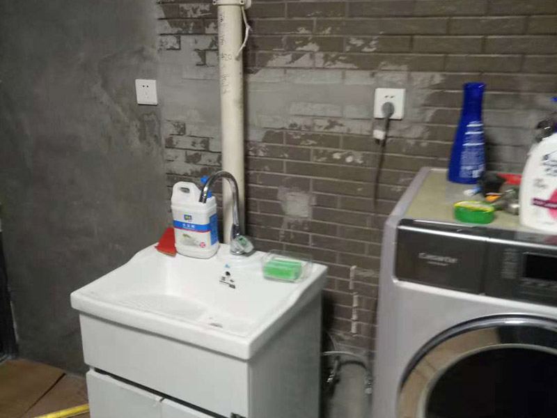 插座開關(guān)安裝：在安裝時(shí)先對(duì)開關(guān)插座底盒進(jìn)行清潔，特別是將盒內(nèi)的灰塵雜質(zhì)清理干凈，并用濕布將盒內(nèi)殘存灰塵擦除。這樣做可預(yù)防特殊雜質(zhì)影響電路使用的情況。 二、電源線處理； 將盒內(nèi)甩出的導(dǎo)線留出維修長度，然后削出線芯，注意不要碰傷線芯。將導(dǎo)線按順時(shí)針方向盤繞在開關(guān)或插座對(duì)應(yīng)的接線柱上，然后旋緊壓頭，要求線芯不得外露。 三、插座三線接線方法； 火線接入開關(guān)2個(gè)孔中的一個(gè)A標(biāo)記，再從另一個(gè)孔中接出絕緣線接入下面的插座3個(gè)孔中的L孔內(nèi)接牢。零線直接接入插座3個(gè)孔中的N孔內(nèi)接牢。地線直接接入插座3個(gè)孔中的E孔內(nèi)接牢。若零線與地線錯(cuò)接，使用電器時(shí)會(huì)出現(xiàn)跳閘現(xiàn)象。 四、開關(guān)插座固定安裝； 先將盒子內(nèi)甩出的導(dǎo)線由塑料臺(tái)的出線孔中穿出，再把塑料臺(tái)緊貼于墻面用螺絲固定在盒子上。固定好后，將導(dǎo)線按各自的位置從開關(guān)插座的線孔中穿出，按接線要求將導(dǎo)線壓牢。 最后將開關(guān)或插座貼于塑料臺(tái)上，找正并用螺絲固定牢，蓋上裝飾板。