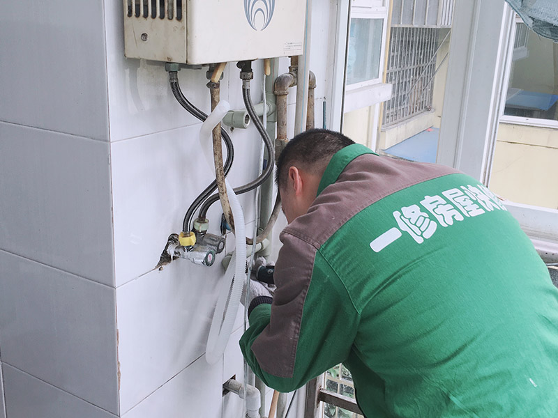 暗管改明管：水管走明管就是在裝?修的時候?qū)⑺苈懵对谕?。衛(wèi)生間水管走明管更加直觀，假如日后水管出現(xiàn)質(zhì)量問題，可以及時會發(fā)現(xiàn)，更利于維修更換，而且維修起來不用大動干戈，沒有那么費事。 但這就會很大程度上會影響整體美觀程度，長時間裸露在外的水管很容易沾滿污漬，甚至?xí)L青苔，需要經(jīng)常清理比較麻煩。而且將水管安裝外面非常容易損壞，尤其是塑料水管在冬天很容易凍裂。角鋼支架的長時間受潮難免生銹，影響美觀。   水管走暗管就是水管的安裝是隱藏在墻壁內(nèi)部，只有水龍頭和接頭處是露出來的。水管隱藏在墻壁內(nèi)，而且可以采用人造大理石等材料來裝飾外部，這樣就確保衛(wèi)生間的美觀度，而且也不需要對管道進行打掃，也不怕它會遭到破壞。 但這樣的話，無法確保水管能夠使用很久，在日后如果水管損壞的話需要拆磚來修補，非常麻煩。