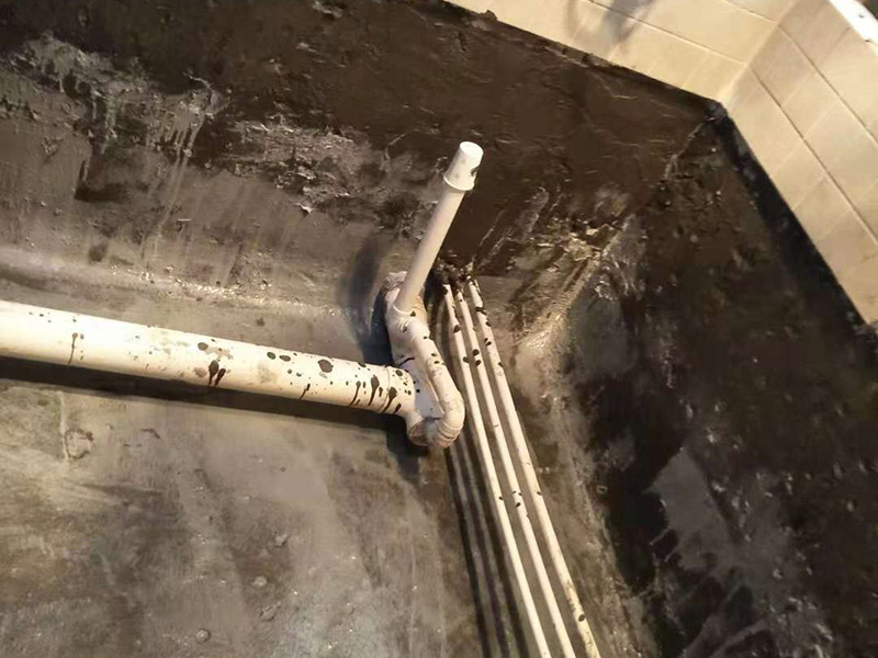 衛(wèi)生間防水：基層處理，基層墻面有空隙、裂縫、不平等缺陷的，用水泥砂漿修補(bǔ)抹平，然后進(jìn)行防水層施工，將已攪拌好的防水涂料用毛刷均勻刷涂在已涂好底膠的基層表面上，厚度要均勻一致，防水施工完畢后，進(jìn)行蓄水試驗(yàn)，經(jīng)過24小時(shí)以上無滲漏視為合格。