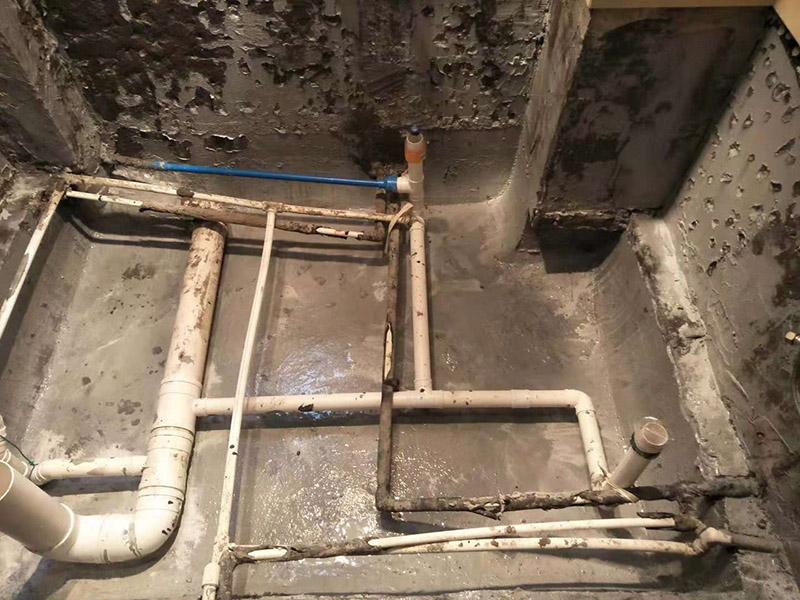 衛(wèi)生間防水：基層處理，基層墻面有空隙、裂縫、不平等缺陷的，用水泥砂漿修補(bǔ)抹平，然后進(jìn)行防水層施工，將已攪拌好的防水涂料用毛刷均勻刷涂在已涂好底膠的基層表面上，厚度要均勻一致，防水施工完畢后，進(jìn)行蓄水試驗(yàn)，經(jīng)過24小時(shí)以上無滲漏視為合格。