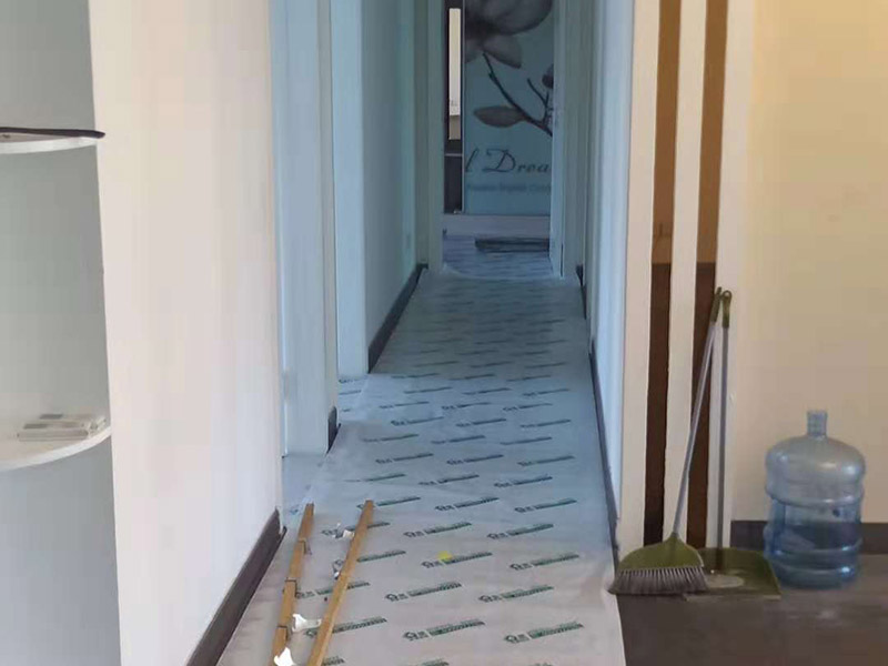 地面保護(hù)裝修：1、防護(hù)，就是針對(duì)被保護(hù)對(duì)象的特點(diǎn)采取各種防護(hù)的措施；2、包裹，就是將被保護(hù)物包裹起來(lái)，以防損傷或污染；3、覆蓋，就是用表面覆蓋的辦法防止堵塞或損傷；4、封閉，就是采取局部封閉的辦法進(jìn)行保護(hù)；5、合理安排施工順序，主要是通過(guò)合理安排不同工作間的施工順序先后以防止后道工序損壞或污染已完施工的成品或生產(chǎn)設(shè)備。