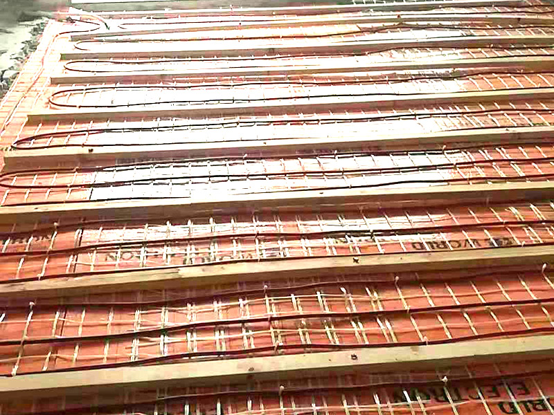 地暖鋪貼裝修：1、我們在安裝前，需要準備好相應的材料及準備，例如準備好合適的地暖管，準備專用的安裝工具。如果的集中供暖的話建議大家可以選耐高溫的PB管材;如果是獨立采暖的話適合選擇PERT阻氧等，分水器有條件可以選擇智能型的。如果做到了這些，那地暖的安裝工作就完成了一半。 2、它的安裝，需要了解相關的安裝流程，并且遵從它的施工標準來進行安裝，這樣才能有較好的使用效果。具體流程如下：方案設計&rarr;材料進場&rarr;分水器固定安裝&rarr;主管連接&rarr;鋪設保溫層、反射膜&rarr;地暖盤管&rarr;連接分水器&rarr;根據(jù)施工圖進行埋地管材鋪設&rarr;邊角伸縮縫設置&rarr;中間驗收(地暖盤管打壓)&rarr;合格后豆石回填施工&rarr;回填完畢進行(二次試壓)&rarr;整體系統(tǒng)調(diào)試運行。當這些步驟都完成，地暖的安裝工作也就完成了。