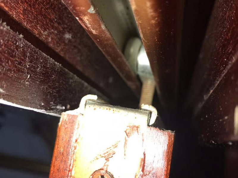 移門導(dǎo)軌維修：確定定位器準(zhǔn)確進(jìn)入后，先別固定螺絲。不行在輕微往上調(diào)，門與滑道之間就會有大約12毫米的縫隙，會搞定的，來回推拉門試一下，往上調(diào)節(jié)2毫米再試一下。如果不行，再把上滑輪的鐵片擦入卡槽內(nèi)，使定位器進(jìn)入門下面的槽內(nèi)，先把固定滑輪的螺絲卸掉，再把滑輪再次抽出，否則門上卡槽會磨滑軌，滑輪與鐵片之間有一個(gè)或兩個(gè)連接螺絲，別調(diào)得太大。