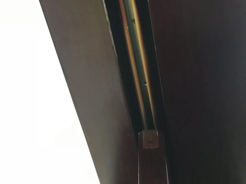 移門導(dǎo)軌維修：確定定位器準(zhǔn)確進(jìn)入后，先別固定螺絲。不行在輕微往上調(diào)，門與滑道之間就會有大約12毫米的縫隙，會搞定的，來回推拉門試一下，往上調(diào)節(jié)2毫米再試一下。如果不行，再把上滑輪的鐵片擦入卡槽內(nèi)，使定位器進(jìn)入門下面的槽內(nèi)，先把固定滑輪的螺絲卸掉，再把滑輪再次抽出，否則門上卡槽會磨滑軌，滑輪與鐵片之間有一個(gè)或兩個(gè)連接螺絲，別調(diào)得太大。