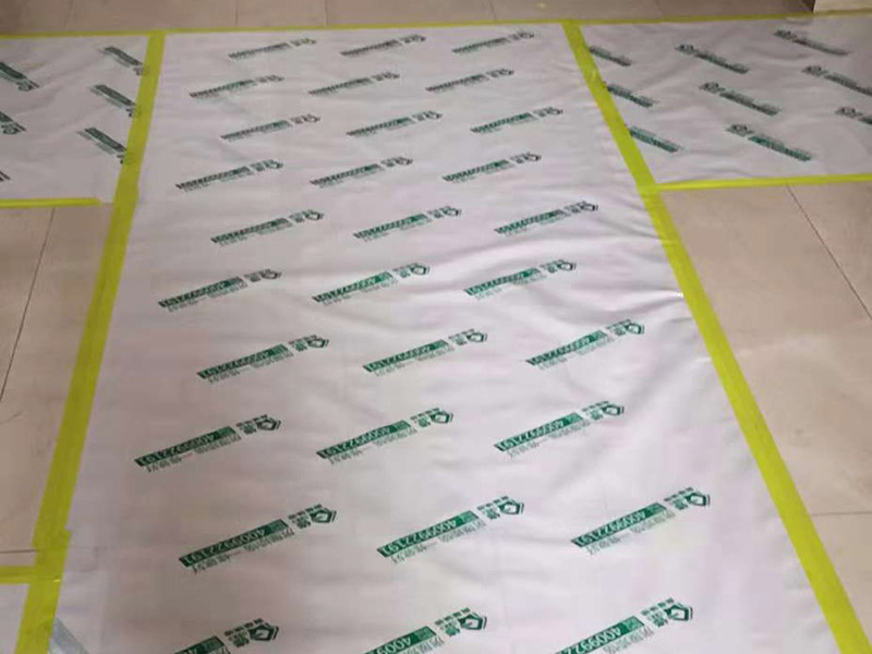 整體裝修翻新：首先要準(zhǔn)備工具裝修前，明確裝修過程涉及的面積。測(cè)量的內(nèi)容主要包括：明確裝修過程涉及的面積。特別是貼磚面積、墻面漆面積、壁紙面積、地板面積；明確主要墻面尺寸。特別是以后需要設(shè)計(jì)擺放家具的墻面尺寸。然后主體拆改是最先上的一個(gè)項(xiàng)目，主要包括拆墻、砌墻、鏟墻皮、拆暖氣、換塑鋼窗等等。拆改完的垃圾，要及時(shí)清理出去，保證室內(nèi)的清潔，也是為了方便施工。水電改造前，櫥柜設(shè)計(jì)師應(yīng)上門進(jìn)行第一次測(cè)量，幫你確定好電源、水路的改造方案。熱水器，也最好派人來根據(jù)你所確定的型號(hào)，設(shè)計(jì)好電源、接口的位置。