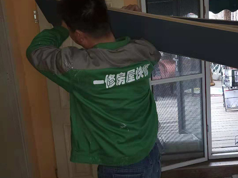 地板拆除維修：地板在日常生活中的磨損最大，二手房的地板一般要做全面拆除，對(duì)于外觀質(zhì)量?jī)?yōu)異，材質(zhì)名貴的實(shí)木地板也可以保留下來(lái)。而復(fù)合木地板造價(jià)低廉，可以全部拆除。 復(fù)合木地板拆除工藝比較簡(jiǎn)單，清除房間的家具后，使用平口螺絲刀將踢腳線撬開(kāi)，再沿著踢腳線邊緣將墻角的地板撬開(kāi)并拆除，這塊地板可能會(huì)破損，但是其他地板就可以完整拆除了，帶有鎖扣結(jié)構(gòu)的復(fù)合木地板要順應(yīng)地板的長(zhǎng)邊抽出，這樣會(huì)比較輕松。要開(kāi)窗通風(fēng)，待地面完全工燥后再鋪設(shè)新地板。 實(shí)木地板的拆除工藝比較復(fù)雜，拆除踢腳線后仍從墻角邊緣開(kāi)始，使用起釘錘將木地板撬起抽出，由于實(shí)木地板安裝在木龍骨上，撬起時(shí)會(huì)有一定的彈性，施工難度較大，但是不能使用切割機(jī)，因?yàn)榍懈顧C(jī)容易破壞地面和固定木龍骨的膨脹螺栓而產(chǎn)生火花。