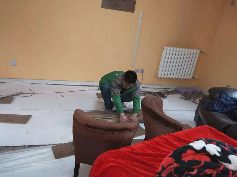 地板拆除維修：地板在日常生活中的磨損最大，二手房的地板一般要做全面拆除，對(duì)于外觀質(zhì)量?jī)?yōu)異，材質(zhì)名貴的實(shí)木地板也可以保留下來(lái)。而復(fù)合木地板造價(jià)低廉，可以全部拆除。 復(fù)合木地板拆除工藝比較簡(jiǎn)單，清除房間的家具后，使用平口螺絲刀將踢腳線撬開(kāi)，再沿著踢腳線邊緣將墻角的地板撬開(kāi)并拆除，這塊地板可能會(huì)破損，但是其他地板就可以完整拆除了，帶有鎖扣結(jié)構(gòu)的復(fù)合木地板要順應(yīng)地板的長(zhǎng)邊抽出，這樣會(huì)比較輕松。要開(kāi)窗通風(fēng)，待地面完全工燥后再鋪設(shè)新地板。 實(shí)木地板的拆除工藝比較復(fù)雜，拆除踢腳線后仍從墻角邊緣開(kāi)始，使用起釘錘將木地板撬起抽出，由于實(shí)木地板安裝在木龍骨上，撬起時(shí)會(huì)有一定的彈性，施工難度較大，但是不能使用切割機(jī)，因?yàn)榍懈顧C(jī)容易破壞地面和固定木龍骨的膨脹螺栓而產(chǎn)生火花。