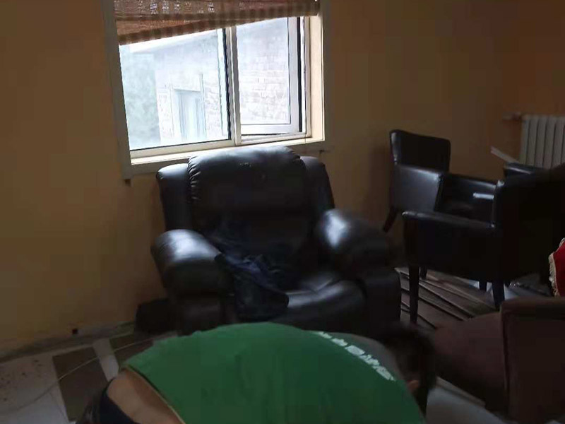 地板拆除維修：地板在日常生活中的磨損最大，二手房的地板一般要做全面拆除，對(duì)于外觀質(zhì)量?jī)?yōu)異，材質(zhì)名貴的實(shí)木地板也可以保留下來(lái)。而復(fù)合木地板造價(jià)低廉，可以全部拆除。 復(fù)合木地板拆除工藝比較簡(jiǎn)單，清除房間的家具后，使用平口螺絲刀將踢腳線撬開(kāi)，再沿著踢腳線邊緣將墻角的地板撬開(kāi)并拆除，這塊地板可能會(huì)破損，但是其他地板就可以完整拆除了，帶有鎖扣結(jié)構(gòu)的復(fù)合木地板要順應(yīng)地板的長(zhǎng)邊抽出，這樣會(huì)比較輕松。要開(kāi)窗通風(fēng)，待地面完全工燥后再鋪設(shè)新地板。 實(shí)木地板的拆除工藝比較復(fù)雜，拆除踢腳線后仍從墻角邊緣開(kāi)始，使用起釘錘將木地板撬起抽出，由于實(shí)木地板安裝在木龍骨上，撬起時(shí)會(huì)有一定的彈性，施工難度較大，但是不能使用切割機(jī)，因?yàn)榍懈顧C(jī)容易破壞地面和固定木龍骨的膨脹螺栓而產(chǎn)生火花。