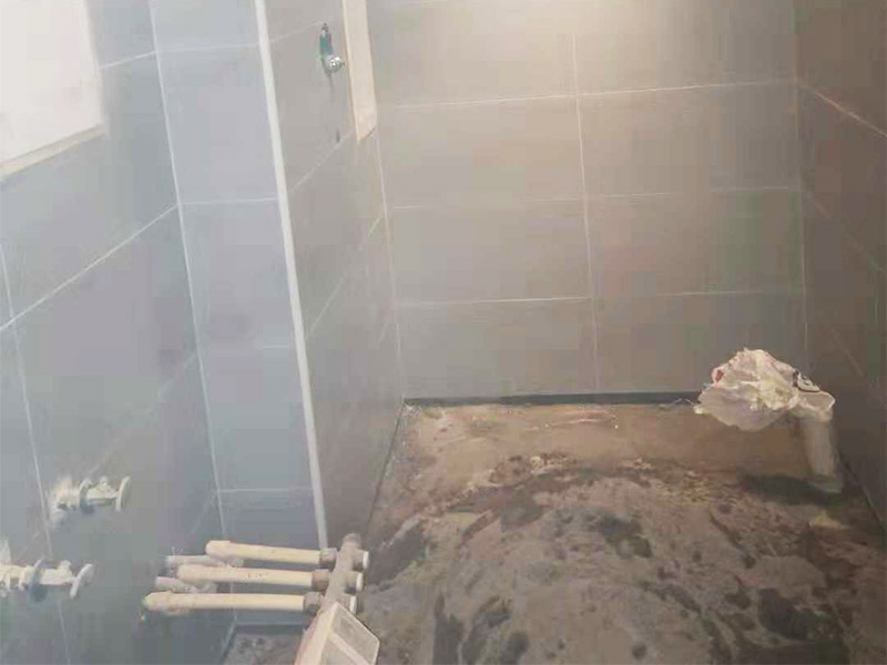 公寓地磚安裝維修：首先將選購好的瓷磚清潔干凈，并在水中浸泡2個小時以上，瓷磚的浸泡是為了能讓瓷磚充分的吸收水分，避免在鋪貼完成之后吸取材料中的水分，而影響瓷磚與地面的粘貼度，造成起空鼓、脫落等現象，開始鋪貼瓷磚之前需要從水中取出并將便面的水分擦去，以便鋪貼。然后在開始瓷磚進行鋪貼之前，需先在墻面上吊垂線，吊垂線是用來確定瓷磚與墻面的尺寸，再設置水平線，這樣能夠保證瓷磚鋪貼過程中保持橫平豎直的平整度。接著在瓷磚鋪貼過程中需要以水平線為準繩，設置木板將瓷磚支撐住，這樣是為了防止瓷磚在達到一定的粘著強度之前出現位移或下墜的現象。 通常地磚的鋪貼都是由門窗邊或者陽臺開始的，保證從上到下，由左及右的順序行進，先用水潤曾找平層，再用鏟子將水泥抹在瓷磚的背面，再將瓷磚貼在地面，再用橡膠錘輕輕敲擊瓷磚，使水泥充滿墻面與瓷磚之間的空隙，粘貼時要注意所使用的粘貼材料不能太稠，也不能太稀，太稠的話不容易攤開，太稀的話又不容易粘牢。