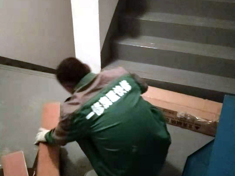 地板切割預(yù)鋪：地面全部掃干凈后，鋪上一層薄薄的塑料膜，要全部鋪滿，接頭的地方要連接好，以隔開地板和地面。鋪好塑料膜后，再在上面鋪上地板專用的地膜，鋪好地膜后，地板安裝師傅將很多地板從箱子里拿出來，全部攤放在地上，挑選色差，色差大的放在床、衣柜下面，色差均勻小的鋪在明顯的地方。開始正式安裝地板，安裝師傅將地板逐個裁剪，然后按以下圖的方式安裝，地板與地板之間只要用錘子錘緊就是。