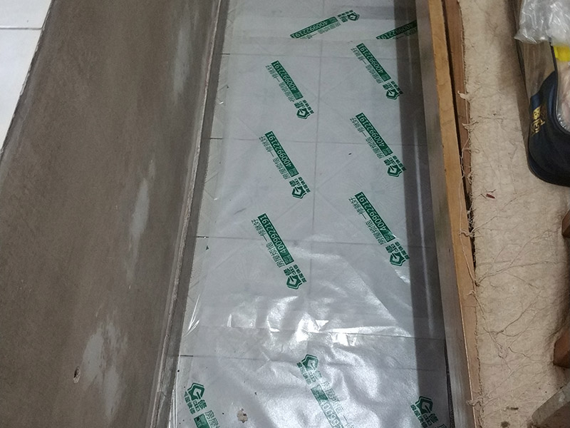 地面保護(hù)維修：房屋裝修、建筑裝修的整個(gè)過程都是非常漫長(zhǎng)的，并非一兩天就能完工的，其中涉及的環(huán)節(jié)也很多。在裝修施工的過程中，裝修工人們會(huì)不斷進(jìn)進(jìn)出出，而且還會(huì)攜帶一些水泥漿等泥土，甚至是油漆或者被堅(jiān)利物刮花，如果不采取地面保護(hù)措施，這樣對(duì)地面會(huì)造成很大的影響。 地板保護(hù)膜能夠在近年來的迅速興起，它的保護(hù)作用是不可忽視的。它是采用環(huán)保pvc和工業(yè)用針織棉制作而成，有雙重作用。pvc具備防滑、防水、防油漆甚至防火阻燃的功能，結(jié)合針織棉能夠防潮吸沙塵、對(duì)從高處掉下的東西起到一個(gè)緩沖減震的作用。 使用了裝飾地板保護(hù)膜，可以有效防止地面瓷磚，大理石，木地板被損傷刮花。