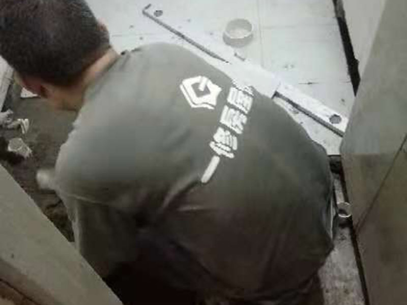 衛(wèi)生間地磚鋪貼：1、基層處理：把沾在基層上的浮漿、落地灰等用暫子或鋼絲刷清理掉，再用掃帚將浮土清掃干凈。2、找標高：根據(jù)水平標準線和設計厚度，在四周墻、柱上彈出面層的上平標高控制線。3、鋪設結合層砂漿：鋪設前應將基底濕潤，并在基底上刷一道素水泥漿或界面結合劑，隨刷隨鋪設攪拌均勻的干硬性水泥砂漿。4、鋪磚：將磚放置在于拌料上，用橡皮錘找平，之后將磚拿起，在干拌料上澆適量素水泥漿，同時在磚背面涂厚度約lnm的素水泥膏，再將磚放置在找過平的干拌料上，用橡皮錘按標高控制線和方正控制線坐平坐正。5、養(yǎng)護：當磚面層鋪貼完24h內(nèi)應開始澆水養(yǎng)護，養(yǎng)護時間不得小于7d。