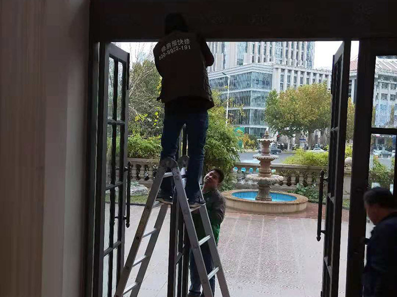 要維修防盜門應該找哪家鄭州維修公司，鄭州防盜門變形關(guān)不上怎么維修