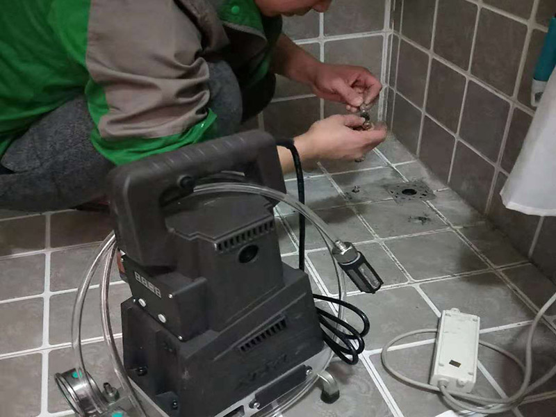 衛(wèi)生防水注漿：注漿防水是利用液壓、氣壓或電化學(xué)原理，通過灌漿管將各種固話的漿液注入到地基土中，漿液以填充、滲透、擠密和劈裂的方式，將土顆?；驇r石裂隙中的水分和空氣排除后占據(jù)其位置，經(jīng)過一定時(shí)間后，漿液將原來松散的土粒膠結(jié)成一個(gè)整體，可以改善地基土變形，或用于減小滲透性。 堵漏前必須進(jìn)行現(xiàn)場(chǎng)調(diào)查，摸清現(xiàn)場(chǎng)施工情況，分析滲漏水的原因，查清漏水部位、裂縫、裂紋或穿孔的寬度、長(zhǎng)度、深度和貫穿情況，并了解雨天和晴天的漏水情況，測(cè)量漏水的流量與流速等，通過充分調(diào)查，正確擬定堵漏方案，做好各項(xiàng)準(zhǔn)備工作。