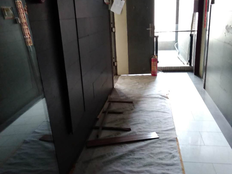 燈具線路改造：1、水電改造的第一步是水電定位，也就是根據(jù)用戶的需要定出全屋開關(guān)插座的位置和水路接口的位置，水電工要根據(jù)開關(guān)、插座、水龍頭的位置按圖把線路走向給用戶講清楚。而且要注意&ldquo;水走天、電走地&rdquo;原則，即水管走天棚，強(qiáng)、弱電盡量走地面，且強(qiáng)、弱電之間不能互相交叉及平行距離大于30厘米。 2、插座、開關(guān)、燈具的電氣線路設(shè)計(jì)要考慮室內(nèi)空間的可變性，為可能的不同空間使用狀況做準(zhǔn)備，減少部分使用者在使用過(guò)程中的再規(guī)劃設(shè)計(jì)的障礙。 3、水電定位之后，接下來(lái)就是打槽了。好的打槽師傅打出的槽基本是一條直線，而且槽邊基本沒有什么毛齒。注意打槽之前，務(wù)必讓水電工將所有的水電走向在墻上劃出來(lái)標(biāo)明，記得對(duì)照水電圖，看是否一致。 4、水路改造時(shí)，注意周圍一定要整潔。水路改造訂合同時(shí)，最好注明水路改造用的材料。另外水路改造中要注意原房間下水管的大小，外接下水管的管子最好和原下水管匹配。冷熱水管應(yīng)左熱右冷，間距一般不小于20cm，具體視龍頭冷熱管間距而定。