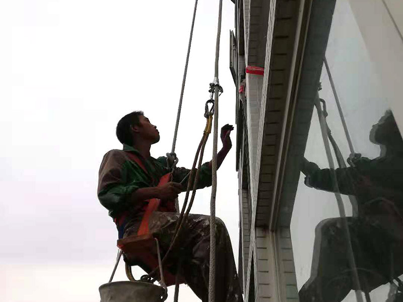 高空外墻翻新：1、清理墻面 外墻翻新前一定要做墻面基底處理，粉化嚴(yán)重的要全部鏟除，鏟除后抹上一層白水泥。對于過于光滑、刷過油漆的還要做打磨處理，把粘結(jié)不牢的表皮去掉，便于新涂料和墻體粘結(jié)。 2、涂刷底漆 墻面底漆的作用是抗堿防潮、封固基材、保護(hù)面漆，提高面漆的質(zhì)感和遮蓋力。對于老房的外墻翻新，墻面一定要做底漆，如果沒有刷底漆就直接上面漆的話，時(shí)間一長墻面容易起泡、發(fā)霉，太陽照曬時(shí)間長了也容易變色。 3、大面積修補(bǔ) 已經(jīng)上好面漆的墻面要修補(bǔ)會(huì)比較麻煩，容易產(chǎn)生色差，材料的使用時(shí)間不同，質(zhì)量也難以保證，很難達(dá)到理想效果。所以墻面的修補(bǔ)好是整塊墻面，或是盡可能地選擇較大面積進(jìn)行修補(bǔ)，這樣可以盡量避免產(chǎn)生色差，修補(bǔ)后的質(zhì)量也更好。 4、防色差 墻面色差是修補(bǔ)墻面時(shí)需要盡量避免的。為此，應(yīng)該注意按照油漆桶的說明配比、涂刷，好估算好用量。一次準(zhǔn)備足夠的量，這樣能保證墻面顏色一致，也能避免用量不足重新調(diào)配出來的顏色有差異。