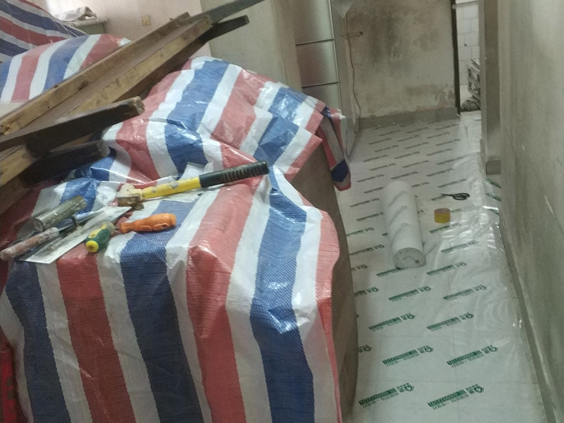 家具地面保護：房屋裝修、建筑裝修的整個過程都是非常漫長的，并非一兩天就能完工的，其中涉及的環(huán)節(jié)也很多。在裝修施工的過程中，裝修工人們會不斷進進出出，而且還會攜帶一些水泥漿等泥土，甚至是油漆或者被堅利物刮花，如果不采取地面保護措施，這樣對地面會造成很大的影響。 地板保護膜能夠在近年來的迅速興起，它的保護作用是不可忽視的。它是采用環(huán)保pvc和工業(yè)用針織棉制作而成，有雙重作用。pvc具備防滑、防水、防油漆甚至防火阻燃的功能，結(jié)合針織棉能夠防潮吸沙塵、對從高處掉下的東西起到一個緩沖減震的作用。 