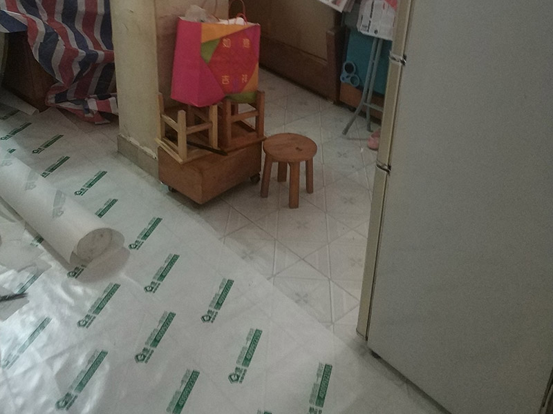 家具地面保護：房屋裝修、建筑裝修的整個過程都是非常漫長的，并非一兩天就能完工的，其中涉及的環(huán)節(jié)也很多。在裝修施工的過程中，裝修工人們會不斷進進出出，而且還會攜帶一些水泥漿等泥土，甚至是油漆或者被堅利物刮花，如果不采取地面保護措施，這樣對地面會造成很大的影響。 地板保護膜能夠在近年來的迅速興起，它的保護作用是不可忽視的。它是采用環(huán)保pvc和工業(yè)用針織棉制作而成，有雙重作用。pvc具備防滑、防水、防油漆甚至防火阻燃的功能，結(jié)合針織棉能夠防潮吸沙塵、對從高處掉下的東西起到一個緩沖減震的作用。 