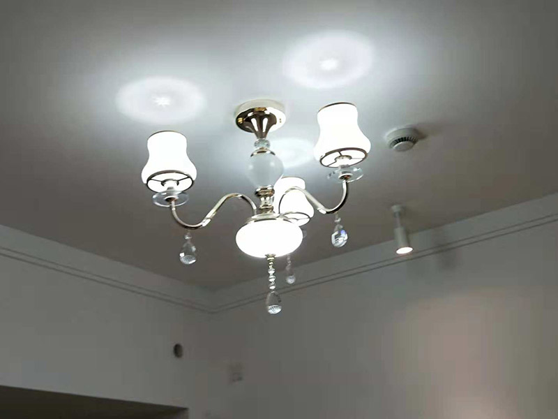 吊燈安裝：一、確定位置  吊燈位置確定之后，還要注意檢測該位置的承重力，畢竟一盞吊燈的重量還是蠻重的，尤其是客餐廳吊燈又大又重，倘若頂面承重力不夠，時(shí)間長了會(huì)有脫落的危險(xiǎn)。所以吊燈安裝位置應(yīng)是實(shí)心磚石頂面或墻面，不宜是輕質(zhì)木質(zhì)頂面。 步驟二、拆吊燈面罩  吊燈面罩會(huì)有旋轉(zhuǎn)式和卡扣式兩種固定方式，大家拆卸時(shí)要小心謹(jǐn)慎，不要弄壞吊燈了。面罩和燈管都要取下來，以免安裝的過程中碰碎燈管。 三、安裝底座  將吊燈底座對(duì)著頂面或墻面的安裝位置，找到孔位并標(biāo)記出來，然后放下底座，使用與孔位規(guī)格相同的電鉆來打孔，天花板孔位一般是在6毫米，打孔完畢后就可以安裝膨脹螺栓了，這是固定吊燈底座用的，不過要注意孔的深度，要把膨脹螺絲塞入孔內(nèi)，使用錘子把它敲進(jìn)去，之后將底座與膨脹螺栓擰緊、固定，要與預(yù)先確定的安裝位置相同，不能有偏移的情況。 四、連接燈線   吊燈底座固定后，就可以連接燈線與電源線了，不過要注意連接的兩個(gè)線頭要接觸良好，需用黑膠布包裹好，并注意保持間距，盡量不把兩個(gè)連接頭放在一塊金屬片下，防止產(chǎn)生短路帶來危險(xiǎn)。連接好燈線與電源線后就可以安裝燈管，這時(shí)可通電檢查，看看能否正常使用，如不正常要檢查線路，若一切OK，那么就要關(guān)閉電源再繼續(xù)吊燈后續(xù)安裝。