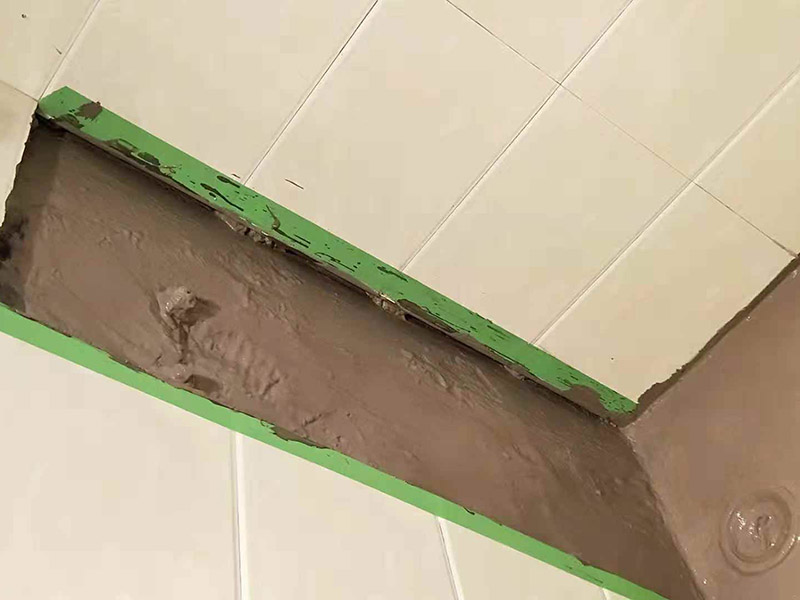 管道改造防水粉刷：1、施工前進(jìn)行墻、地面修補(bǔ)。將墻面地面瓷磚拆除以后，用水泥砂漿找平，然后再做防水施工，這樣可以避免因厚薄不均而造成滲漏，在拆除衛(wèi)生間墻磚和地磚的時候，要仔細(xì)檢查墻面是否有空鼓、起沙河開裂等現(xiàn)象，同時檢查墻面的接縫處和其它的邊邊角角等容易出現(xiàn)問題的地方，發(fā)現(xiàn)問題一定要仔細(xì)修補(bǔ)，然后才能做防水。 2、刷防水涂料。刷第一遍防水涂料前要確保工地干凈、干燥。刷涂料時要涂滿無遺漏，與基層結(jié)合牢固，無裂紋，無氣泡，無脫落現(xiàn)象，涂刷高度一致，厚度要達(dá)到產(chǎn)品規(guī)定要求。然后再重復(fù)步驟刷第二遍，這里要注意第一、第二遍防水涂料間需要有一定時間間隔，待第一遍涂料干透后才能進(jìn)行第二遍，具體時間視涂料而定。間隔時間太短，防水的效果會大打折扣，此外，最好在房屋的陰陽角、地漏和管道等地方多做一次防水。 3、鋪設(shè)保護(hù)層。為防止之后的施工破壞防水層，需在防水涂料表面鋪上保護(hù)層。保護(hù)層要完全覆蓋防水層，無遺漏，與基層結(jié)合牢固，無裂紋，無氣泡，無脫落現(xiàn)象。 4、做閉水試驗。進(jìn)行閉水試驗時，地面最高點的水不能低于2厘米，保存至少24小時，觀察無滲漏現(xiàn)象后方算合格。如有滲漏，一定要重做，絕不能疏忽大意。