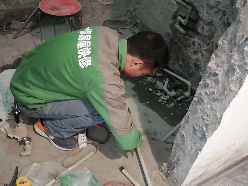 水管線路改造：首先，確定管道的走向和高度。然后用墨盒在墻面和地面彈出墨線。接下來用云石機(jī)開槽。最好是左手拿礦泉水瓶灑水，右手拿云石機(jī)開槽。這樣避免灰塵很多。第三步，用沖擊鉆剔槽。要剔的干凈平整，這樣有利于放管材。第四步，根據(jù)需要裁剪出各種長度的管材，待用。熱熔機(jī)加熱，綠燈變成紅燈時把管材放進(jìn)去連接。第五步，放管，安裝管卡。15mm冷水管間隔應(yīng)小于0.6m，熱水管為0.25米。20mm冷水管應(yīng)小于0.6米，熱水管應(yīng)小于0.3米。第六步，用料漿填槽抹平即可。