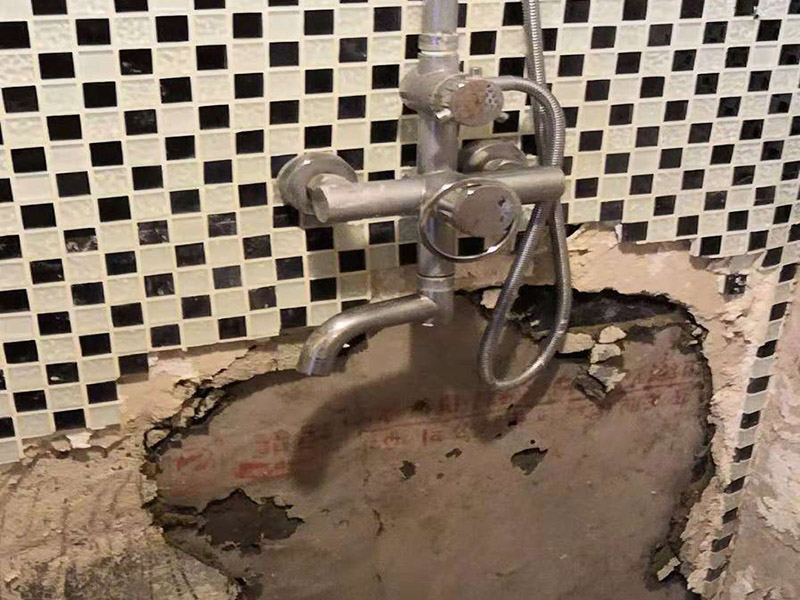 衛(wèi)生間瓷磚拆除：墻面上應(yīng)該還有些其他東西，比如掛毛巾的架子，放廚具的架子等等。先把這些物品都小心翼翼的拆下來(lái)，還原一面光潔的墻面，才好進(jìn)行拆卸工作。拆卸的時(shí)候要先從墻低的第一塊磚開始拆卸，要是直接隨便從上面那一塊拆卸，拆到一半就會(huì)擋住下面的瓷磚，讓下面的瓷磚不好拆了。墻面內(nèi)有些地方會(huì)走一些管道，有煤氣管道，有電線管道，水管，網(wǎng)線等等。要注意這些管道，不要把墻里面的管道破壞了，不然拆了瓷磚又惹了新的問(wèn)題要處理。拆卸下來(lái)的瓷磚堆積在地上很不方便繼續(xù)工作，這個(gè)時(shí)候上面提到的推車就派上用場(chǎng)了。用推車把瓷磚運(yùn)走，清理干凈現(xiàn)場(chǎng)，然后繼續(xù)拆卸，直到整面的墻面都拆卸完整。