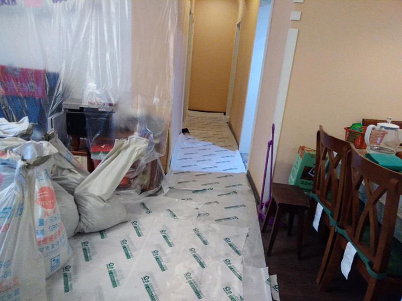 廁所下半部分拆除：首先,指揮一般裝修衛(wèi)生間墻磚拆遷,電線和燈具,避免后期對電器造成傷害,電路漏電,觸電,再用廁所外的插座安裝輔助用品最近,切忌使用衛(wèi)生間插座。廁所呈現(xiàn)第二,然后衛(wèi)生間的衛(wèi)浴裝修拆除。在浴室墻磚之前它將水槽,馬桶,淋浴頭。浴缸、鉤子、內(nèi)閣和供應(yīng),掃清道路。三,先拆除天花板,如果刪除第一個衛(wèi)生間墻面,可以導(dǎo)致天花板突然下降,導(dǎo)致健康工人的健康風(fēng)險。終于開始衛(wèi)生間墻壁拆遷,從下到上拆除。