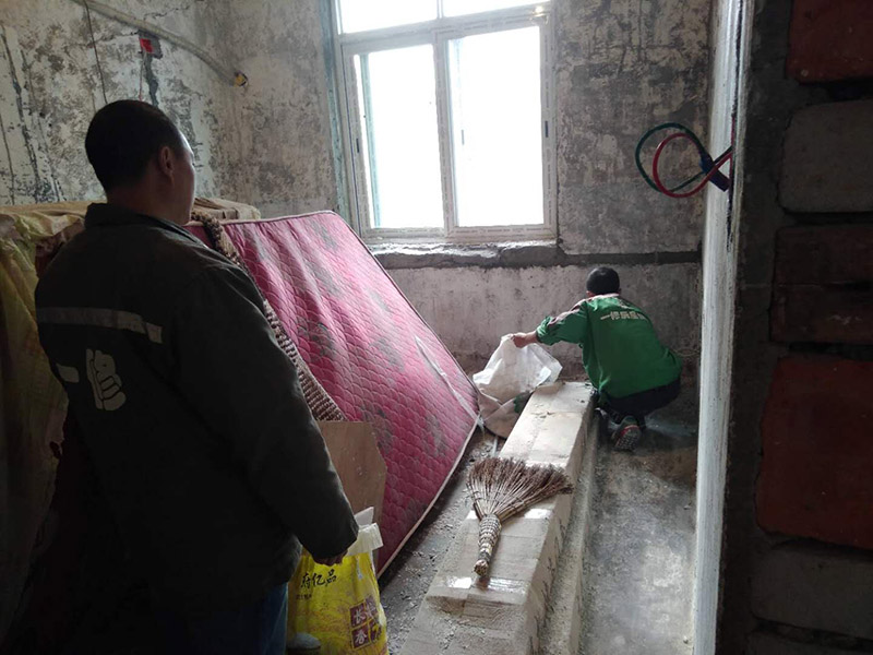 墻面刮膩子維修：1、對不同墻面的基層處理有不同的施工要求，例如現(xiàn)澆的混凝土的墻面常常會出現(xiàn)一些氣孔與鼓起的現(xiàn)象，所以要將墻面先修護平整，磨平凸起處，填補凹陷處。如果是預制混凝土墻面，其表層會有一些砂礫與疙瘩的現(xiàn)象，所以就需要專業(yè)的施工人員使用鋼絲刷把墻面整體的刷一遍，除這些雜物。 2、墻面經(jīng)過基層處理之后，墻面還是會有一些凹陷，所以就需要用到石膏膩子來補平凹陷處。注意石膏膩子在調(diào)制時，石膏、乳液還有纖維素水溶液之間的重量比約是100：5：60，調(diào)好后將石膏膩子壓實凹陷處，橫抹豎起的批刮一遍，確保墻面的平整。 3、為了把混凝土墻面上的油污清理干凈，所以需要對墻面涂刷火堿水溶液，但是需要注意涂刷時，要邊涂刷邊用清水對墻面進行清洗。如果火堿水溶液的濃度是5%，那么墻面就需要涂刷兩遍，而10%濃度的溶液，涂刷一遍就即可。 4、在刮膩子之前，墻面還需要噴刷一遍粘結劑才能進行刮膩子。需采用鋼片刮板來對墻面上下左右接錯的批刮，在刮膩子過程中一定要避免留下浮膩子以及刮痕，還要防止膩子上沾上灰塵、砂礫等雜物。 5、打磨修補批刮完第一遍膩子之后，先檢查墻面之前修補過的位置的問題是否仍然存在。沒有問題的話，待膩子完全干透之后，再用細砂紙把墻面整體的打磨一遍，再對墻面進行清理。但墻面的這些地方如果仍然存在著凹陷的現(xiàn)象，就要用膩子再一次進行修補找平了。 6、墻面批刮膩子通常都需要刮兩到三次，而且必須要等到前一遍膩子完全干透之后，才能再進行后一遍的膩子。