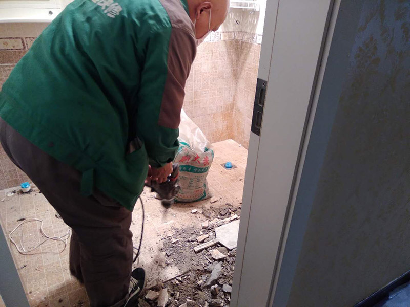 衛(wèi)生間地磚拆除：（一） 基層處理、定標高 1、 將基層表面的浮土或砂漿鏟掉，清掃干凈，有油污時，應用10%火堿水刷凈，并用清水沖洗干凈。 2、 根據(jù) 0.5m水平控制線和設(shè)計圖紙找出板面標高。 （二） 彈控制線 1、 先根據(jù)排磚圖確定鋪砌的縫隙寬度。 2、 根據(jù)排磚圖及縫寬在地面上彈縱、橫控制線。注意該十字線與墻面抹灰時控制房間方正的十字線是否對應平行，同時注意開間方向的控制線是否與走廊的縱向控制線平行，不平行時應調(diào)整至平行。以避免在門口位置的分色磚出現(xiàn)大小頭。 （三） 鋪磚 為了找好位置和標離，應從門口開始，縱向先鋪2～3行磚，以此為標筋拉縱橫水平標高線，鋪時應從里面向外退著作，人不得踏在剛鋪好的磚面上，每塊磚應跟線， （四） 勾縫、擦縫 1、 勾縫：用l：l水泥細砂漿勾縫，縫內(nèi)深度宜為磚厚的1/3，要求縫內(nèi)砂漿密實、平整、光滑。