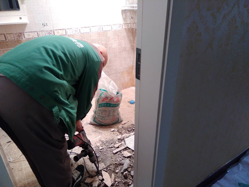 衛(wèi)生間地磚拆除：（一） 基層處理、定標高 1、 將基層表面的浮土或砂漿鏟掉，清掃干凈，有油污時，應用10%火堿水刷凈，并用清水沖洗干凈。 2、 根據(jù) 0.5m水平控制線和設(shè)計圖紙找出板面標高。 （二） 彈控制線 1、 先根據(jù)排磚圖確定鋪砌的縫隙寬度。 2、 根據(jù)排磚圖及縫寬在地面上彈縱、橫控制線。注意該十字線與墻面抹灰時控制房間方正的十字線是否對應平行，同時注意開間方向的控制線是否與走廊的縱向控制線平行，不平行時應調(diào)整至平行。以避免在門口位置的分色磚出現(xiàn)大小頭。 （三） 鋪磚 為了找好位置和標離，應從門口開始，縱向先鋪2～3行磚，以此為標筋拉縱橫水平標高線，鋪時應從里面向外退著作，人不得踏在剛鋪好的磚面上，每塊磚應跟線， （四） 勾縫、擦縫 1、 勾縫：用l：l水泥細砂漿勾縫，縫內(nèi)深度宜為磚厚的1/3，要求縫內(nèi)砂漿密實、平整、光滑。