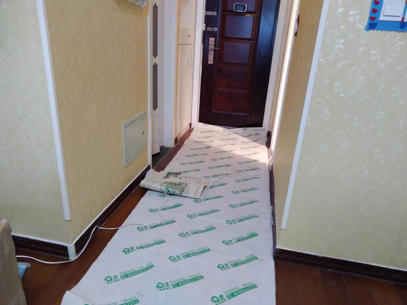 衛(wèi)生間地磚拆除：（一） 基層處理、定標高 1、 將基層表面的浮土或砂漿鏟掉，清掃干凈，有油污時，應用10%火堿水刷凈，并用清水沖洗干凈。 2、 根據(jù) 0.5m水平控制線和設(shè)計圖紙找出板面標高。 （二） 彈控制線 1、 先根據(jù)排磚圖確定鋪砌的縫隙寬度。 2、 根據(jù)排磚圖及縫寬在地面上彈縱、橫控制線。注意該十字線與墻面抹灰時控制房間方正的十字線是否對應平行，同時注意開間方向的控制線是否與走廊的縱向控制線平行，不平行時應調(diào)整至平行。以避免在門口位置的分色磚出現(xiàn)大小頭。 （三） 鋪磚 為了找好位置和標離，應從門口開始，縱向先鋪2～3行磚，以此為標筋拉縱橫水平標高線，鋪時應從里面向外退著作，人不得踏在剛鋪好的磚面上，每塊磚應跟線， （四） 勾縫、擦縫 1、 勾縫：用l：l水泥細砂漿勾縫，縫內(nèi)深度宜為磚厚的1/3，要求縫內(nèi)砂漿密實、平整、光滑。