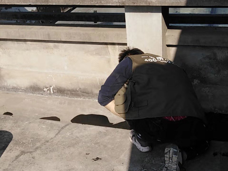 屋頂鋪設(shè)防水卷材：清理基層&mdash;&mdash;涂刷基層處理劑&mdash;&mdash;鋪貼卷材附加層(細(xì)部處理)&mdash;&mdash;熱熔鋪貼大面防水卷材&mdash;&mdash;熱熔封邊&mdash;&mdash;蓄水試驗(yàn)&mdash;&mdash;保護(hù)層施工&mdash;&mdash;質(zhì)量驗(yàn)收。 1) 在鋪設(shè)前基材處理劑需均勻涂刷需要鋪設(shè)的所有屋面； 2) 將準(zhǔn)備好的改性瀝青防水卷材鋪設(shè)在屋頂?shù)谋砻妫唧w的尺寸根據(jù)實(shí)際的應(yīng)用要求； 3) 防水膜安裝應(yīng)采用氣缸式丙烷烤燈，剪裁應(yīng)使用專業(yè)的切割工具。 4) 一切準(zhǔn)備完成后將卷材放置在正確的位置，然后將其重新卷好，注意不要改變鋪設(shè)方向。 5) 點(diǎn)燃烤燈后對防水卷材與屋面的交接處進(jìn)行高溫處理，邊加熱邊滾動卷材，使用滾輪對卷材進(jìn)行碾壓，確保防水卷材與屋面完全粘合。 6) 重復(fù)操作直到卷材的整個長度牢固地粘合到表面上，鋪設(shè)完成后使用烤燈及剪裁工具對防水卷材進(jìn)行熱熔封邊，確保沒有開縫的地方。 7) 最后將使用烤燈卷材末端固定在側(cè)墻上，要確保防水卷材不會受到任何損壞，同時也可以借助其他零件對卷材末端進(jìn)行加固。 8) 暴露在地面以外的卷材區(qū)域應(yīng)用適當(dāng)?shù)姆浪暹M(jìn)行保護(hù)。 9) 施工完成后須經(jīng)過24小時才能進(jìn)行檢測。