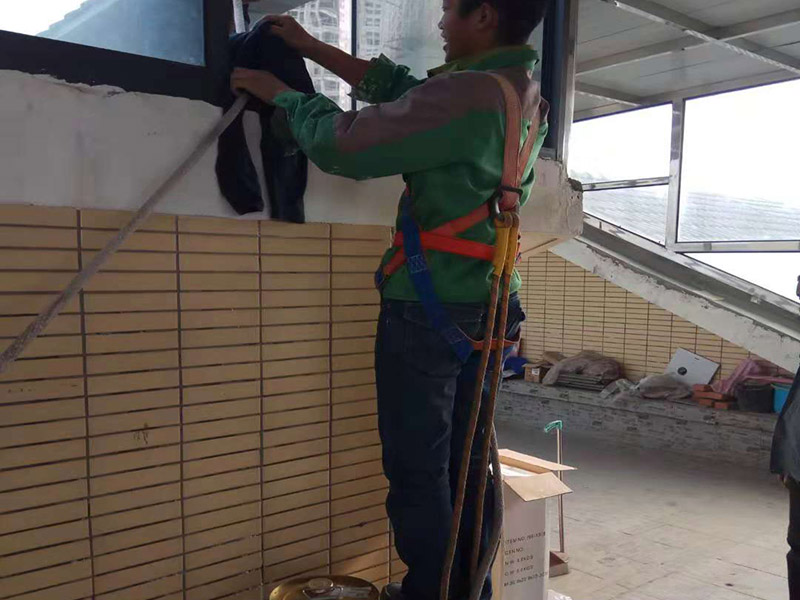 陽臺空鼓裂縫：如若墻體裂縫比較大，用刀將裂縫剮開成U形狀，用石膏粉對其進(jìn)行填充（注意要比墻面稍低），再貼上玻璃布并用砂紙打磨光滑平整，最后對整體墻面刷上油漆。將水泥墻面去除，安裝一層石膏板，再做上乳膠漆。該方法能夠去除各種不規(guī)則裂縫，但是施工難度大，操作時(shí)間長！鏟掉開裂的漆膜部分并用彈性鑷子填平，刷上彈性墻面漆，注意遇到吸水性過強(qiáng)的基層要刷底漆。