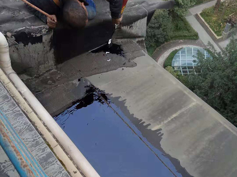 陽臺空鼓裂縫：如若墻體裂縫比較大，用刀將裂縫剮開成U形狀，用石膏粉對其進(jìn)行填充（注意要比墻面稍低），再貼上玻璃布并用砂紙打磨光滑平整，最后對整體墻面刷上油漆。將水泥墻面去除，安裝一層石膏板，再做上乳膠漆。該方法能夠去除各種不規(guī)則裂縫，但是施工難度大，操作時(shí)間長！鏟掉開裂的漆膜部分并用彈性鑷子填平，刷上彈性墻面漆，注意遇到吸水性過強(qiáng)的基層要刷底漆。