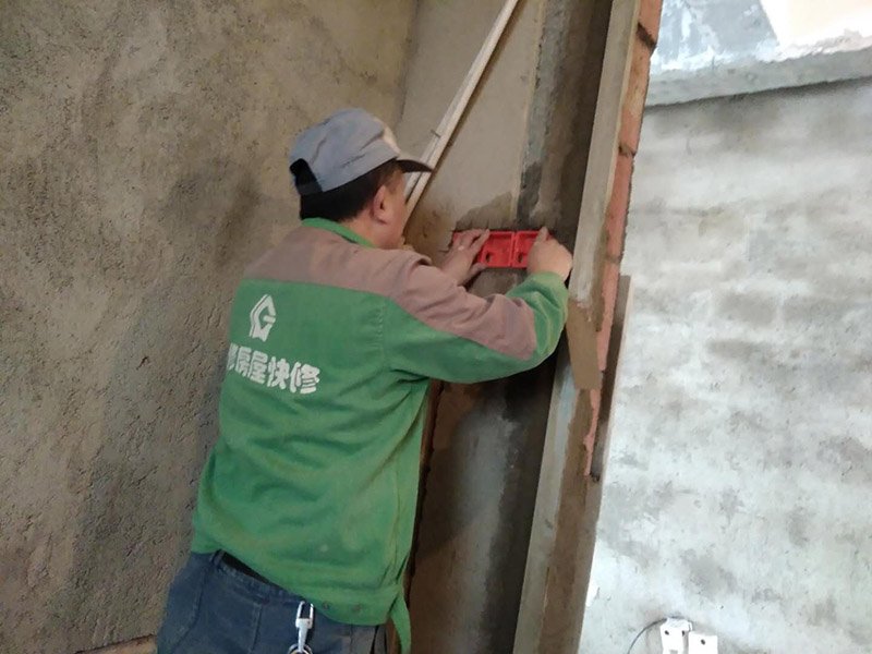 PPR水管插座安裝：1、安裝廚、衛(wèi)管道時(shí)，在計(jì)算管道出墻的尺寸時(shí)應(yīng)考慮到墻磚貼好后尺寸，即預(yù)先考慮墻磚的厚度。2、墻體內(nèi)、地面下都盡可能少用或不用連接配件，以減少滲漏隱患點(diǎn)。連接配件的安裝要保證牢固、無(wú)滲漏。3、進(jìn)水應(yīng)設(shè)有室內(nèi)總閥，安裝前必須檢查水管及連接配件是否有破損、砂眼、裂紋等現(xiàn)象，安裝后要通水進(jìn)行調(diào)試。4、設(shè)計(jì)鋪設(shè)管道時(shí)應(yīng)考慮洗衣機(jī)的用水龍頭安裝位置，下水口的布置等；同時(shí)注意電源插座的位置是否合適。5、管道鋪設(shè)完畢后要做管道壓力實(shí)驗(yàn)，實(shí)驗(yàn)壓力一般不小于0.6MPa，實(shí)驗(yàn)時(shí)間保持在20-30分鐘。