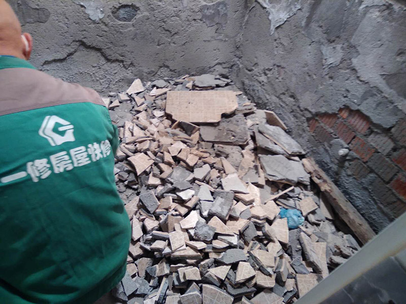 衛(wèi)生間瓷磚拆除裝袋：衛(wèi)浴用具拆除后可以對墻面瓷磚進行拆卸。拆卸一般是從墻體的下方往上方敲，從瓷磚的邊緣往里面敲，還需要根據(jù)拆卸的位置選擇適當(dāng)?shù)那么u力度。  敲磚是從墻體下方開始敲，從每塊瓷磚的邊緣開始敲。如果先敲上面的瓷磚，地面堆積瓷磚較多，擋住墻體下面的瓷磚，不利于拆卸。另外，敲磚過程中，要不是對地面的瓷磚進行清理，以免瓷磚過多堆積，減慢施工進度以及造成施工意外。  由于二手房的衛(wèi)浴在之前是做了一次防水的，因此在敲磚時必須注意防水層的處理，舊的防水層一般都不打掉，在敲磚后，在原有的防水層上面，再薄薄做一層防水，以提高衛(wèi)浴的防水能力。但如果屋主需要把防水敲掉重新再做。則敲磚需要打到批土層或打到見底。  敲插座和龍頭附近的瓷磚時，要慢慢敲，小心摸清電線和水管的走向，以防損壞電線和水管。如果電線或水管已經(jīng)損壞了，要及時進行修補處理，以免留下更多后續(xù)工程。