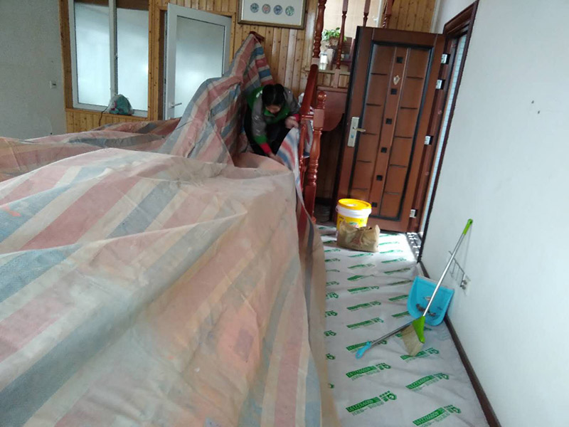 刷漆成品保護：在進行墻面漆涂刷之前，需要先對施工區(qū)域進行清理，如果家具、電器等物件最好搬移到別的地方。如果搬移不了的話，需要進行成品保護，因為在施工過程中，難免會出現(xiàn)油漆掉落現(xiàn)象，這樣很容易造成污染，影響使用的美觀性。還需要進行墻面的全面檢查，看看基層是否牢固平整。如果是舊墻出現(xiàn)漆膜脫落、開裂，需要先進行鏟墻皮或者使用石膏來進行裂縫的修補處理。做到墻面無灰塵、雜物，平整，再使用界面劑進行墻面的涂刷，施工應(yīng)細致均勻。