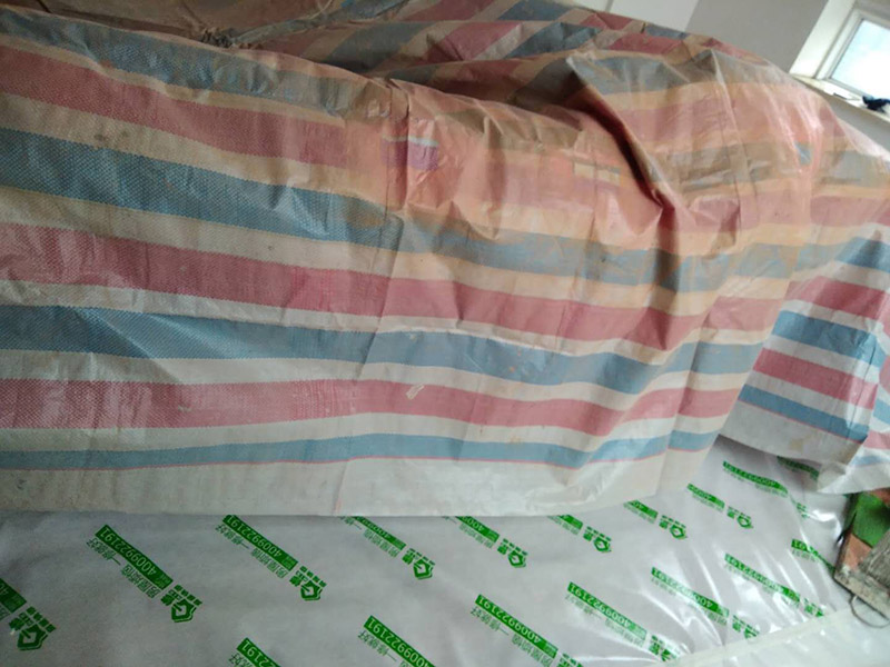 刷漆成品保護：在進行墻面漆涂刷之前，需要先對施工區(qū)域進行清理，如果家具、電器等物件最好搬移到別的地方。如果搬移不了的話，需要進行成品保護，因為在施工過程中，難免會出現(xiàn)油漆掉落現(xiàn)象，這樣很容易造成污染，影響使用的美觀性。還需要進行墻面的全面檢查，看看基層是否牢固平整。如果是舊墻出現(xiàn)漆膜脫落、開裂，需要先進行鏟墻皮或者使用石膏來進行裂縫的修補處理。做到墻面無灰塵、雜物，平整，再使用界面劑進行墻面的涂刷，施工應(yīng)細致均勻。